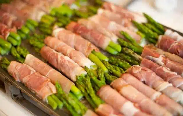 asparagi al prosciutto