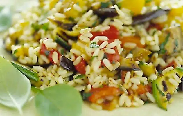 insalata di riso con verdure grigliate 