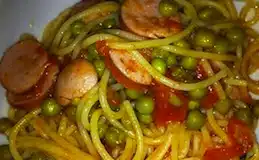 spaghetti wurstel e piselli