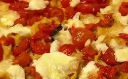 pizza pomodoro e mozzarella di pane guttiau