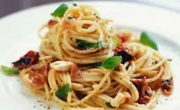 spaghetti con pancetta e pomodori secchi