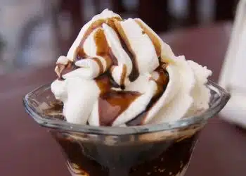 granita di caffè veloce con panna in bicchiere
