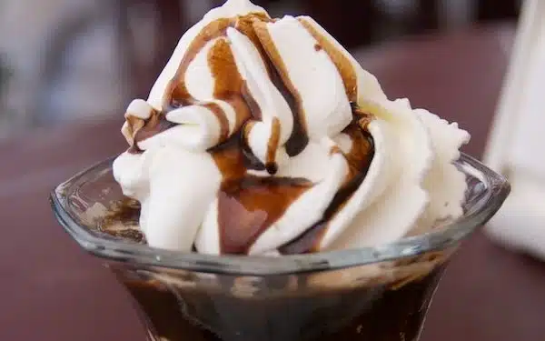 granita di caffè veloce con panna in bicchiere