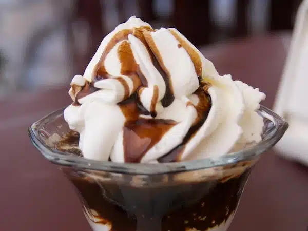 granita di caffè veloce con panna in bicchiere