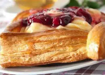 Sfoglie alla crema e ciliegie