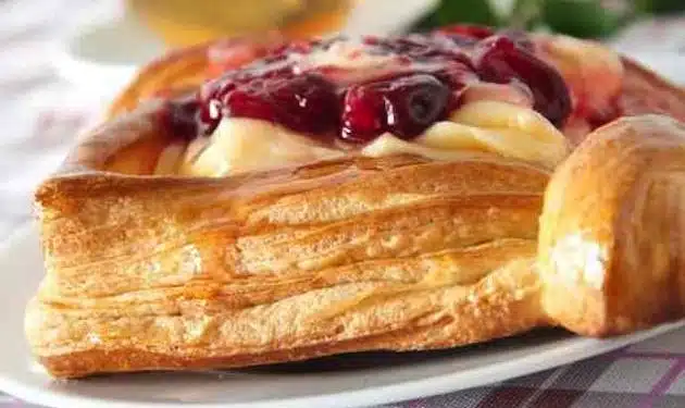 Sfoglie alla crema e ciliegie