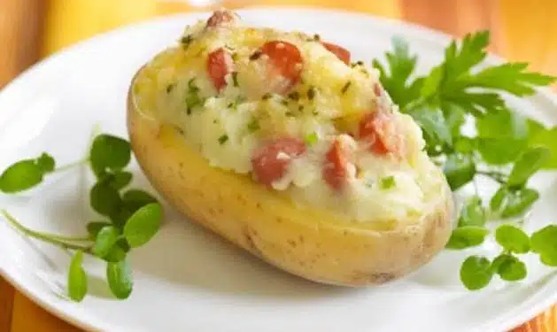 Patate ripiene con salumi e formaggio