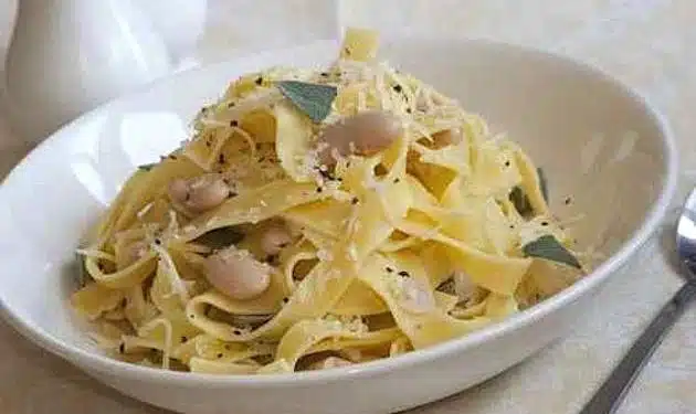 Fettuccine con sugo di fagioli