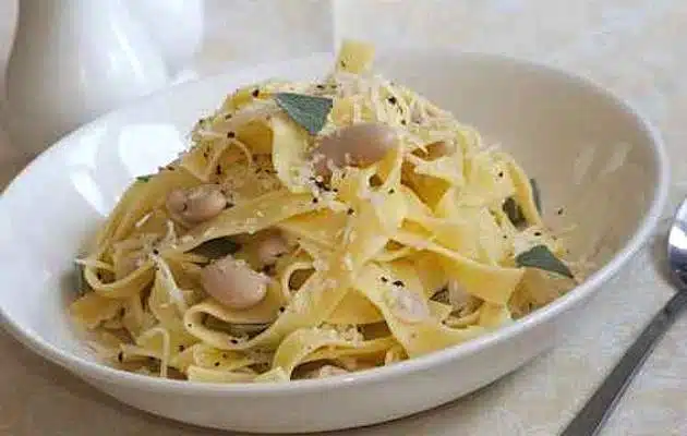 Fettuccine con sugo di fagioli