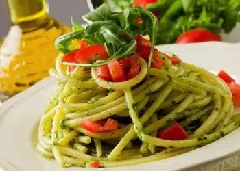 Bucatini al pesto di rucola e pomodori