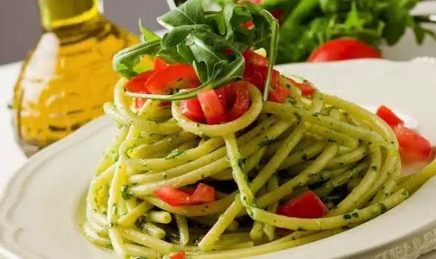 Bucatini al pesto di rucola e pomodori