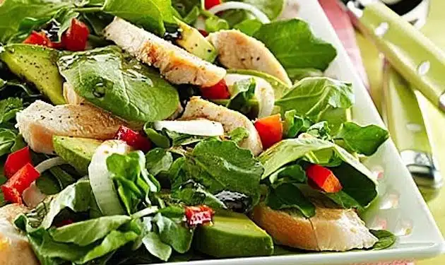 Insalata di pollo senza maionese con avocado
