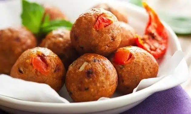 polpette di pollo e pomodori