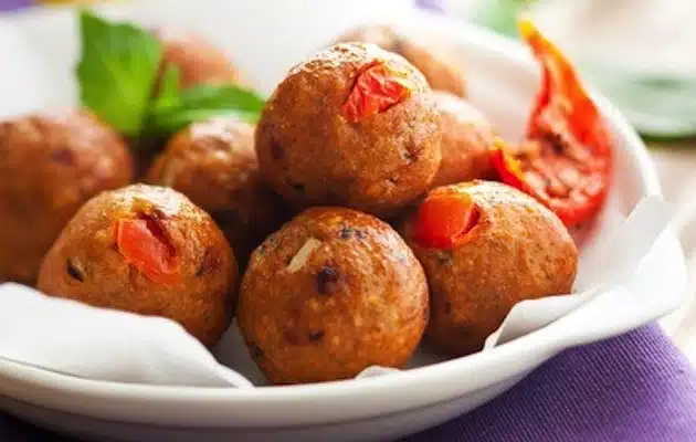 polpette di pollo e pomodori