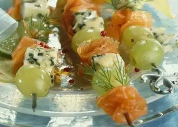spiedini uva formaggio salmone