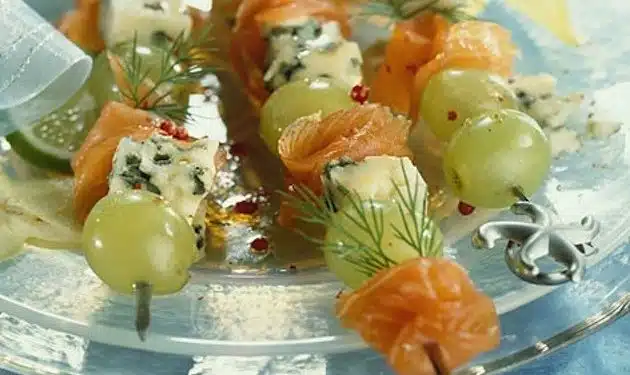 spiedini uva formaggio salmone