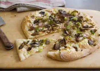 pizza con i funghi misti e formaggio