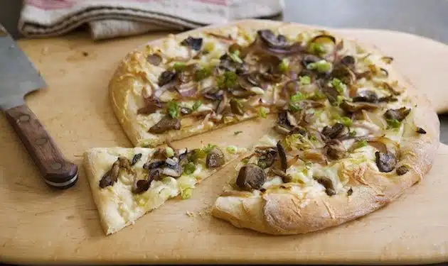 pizza con i funghi misti e formaggio