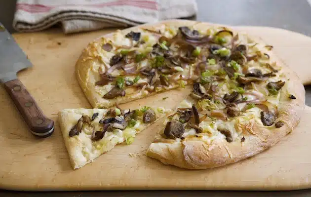 pizza con i funghi misti e formaggio