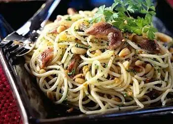 spaghetti con acciughe sott'olio e pinoli