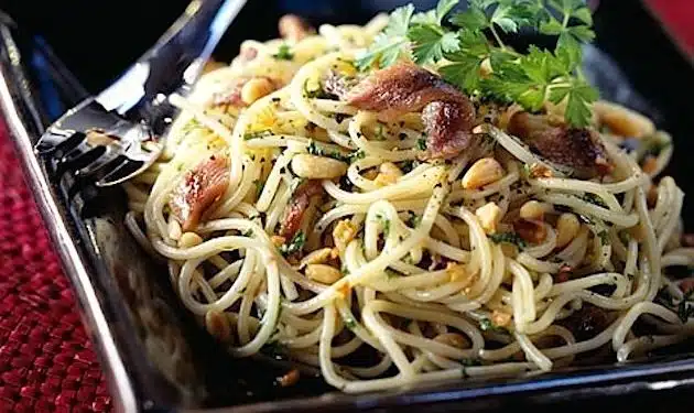 spaghetti con acciughe sott'olio e pinoli