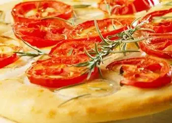 focaccia cipolle pomodoro