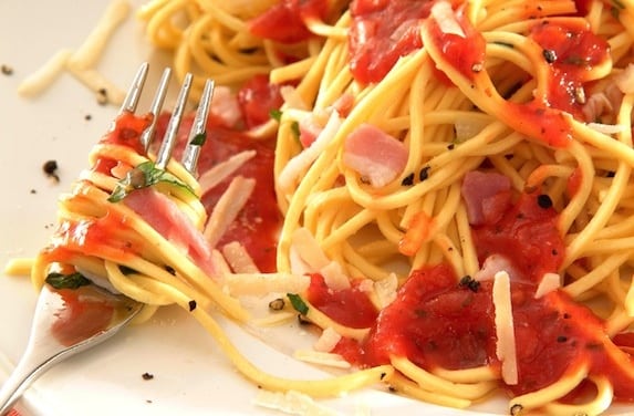 spaghetti veloci speck pomodoro