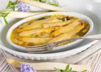 comu cuocere gli asparagi bianchi
