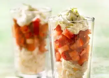 dessert fragole meringa e panna in bicchiere