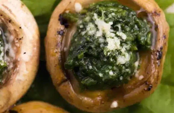 cappelle di funghi arrosto ripiene di spinaci