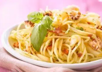 Spaghetti calamaretti e pomodori al forno