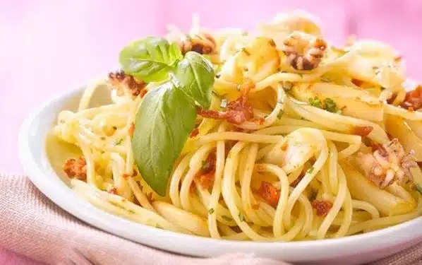 Spaghetti calamaretti e pomodori al forno