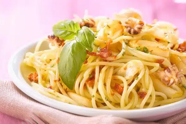 Spaghetti calamaretti e pomodori al forno