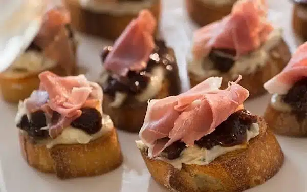 crostini-baguette-prosciutto-marmellata-fichi
