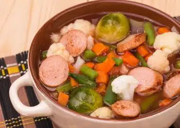 minestra di verdure fresche con salsicce