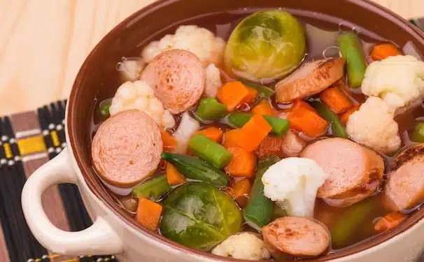 minestra di verdure fresche con salsicce