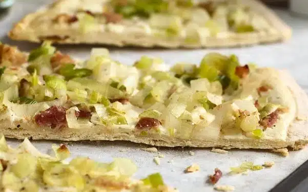 Flammkuchen pizza porri pancetta