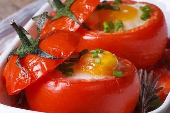 Pomodori cotti al forno ripieni di uova