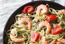 Piatti estivi. Pasta di zucchine con gamberi e pomodoro Pasta di zucchine con gamberi e pomodoro