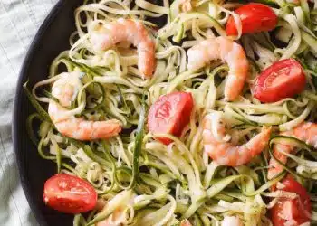 Pasta di zucchine con gamberi e pomodoro