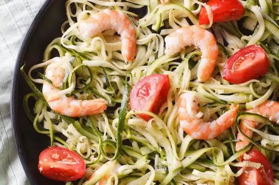 Pasta di zucchine con gamberi e pomodoro