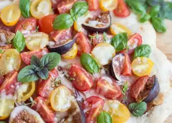 pizza con fichi-speck-pomodorini-bufala