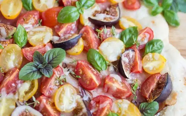 pizza con fichi-speck-pomodorini-bufala