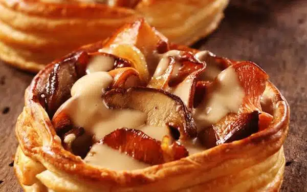 Crostatine salate sfoglia funghi formaggio