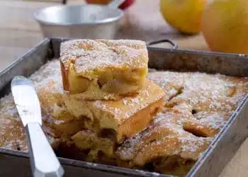 Torta di frutta fresca invernale morbida