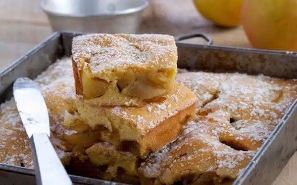 Torta di frutta fresca invernale morbida