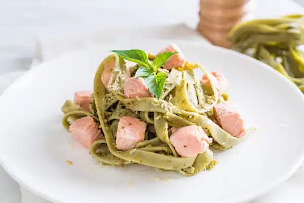 Ricette NataleFettuccine-verdi-spinaci-salmone.