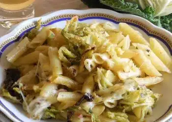Pasta al forno con verza pancetta e mozzarella