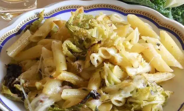 Pasta al forno con verza pancetta e mozzarella