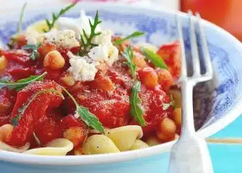 Pasta asciutta ceci pomodoro crudo e ricotta